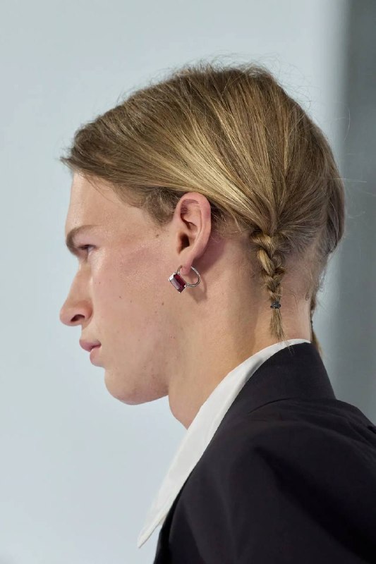 Prada: мужские косички и очки с разными линзами
