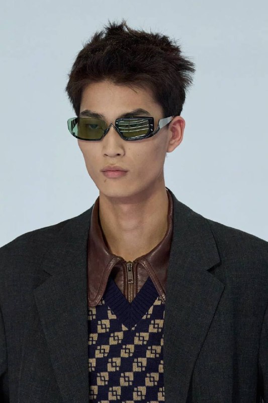 Prada: мужские косички и очки с разными линзами — кадр 4
