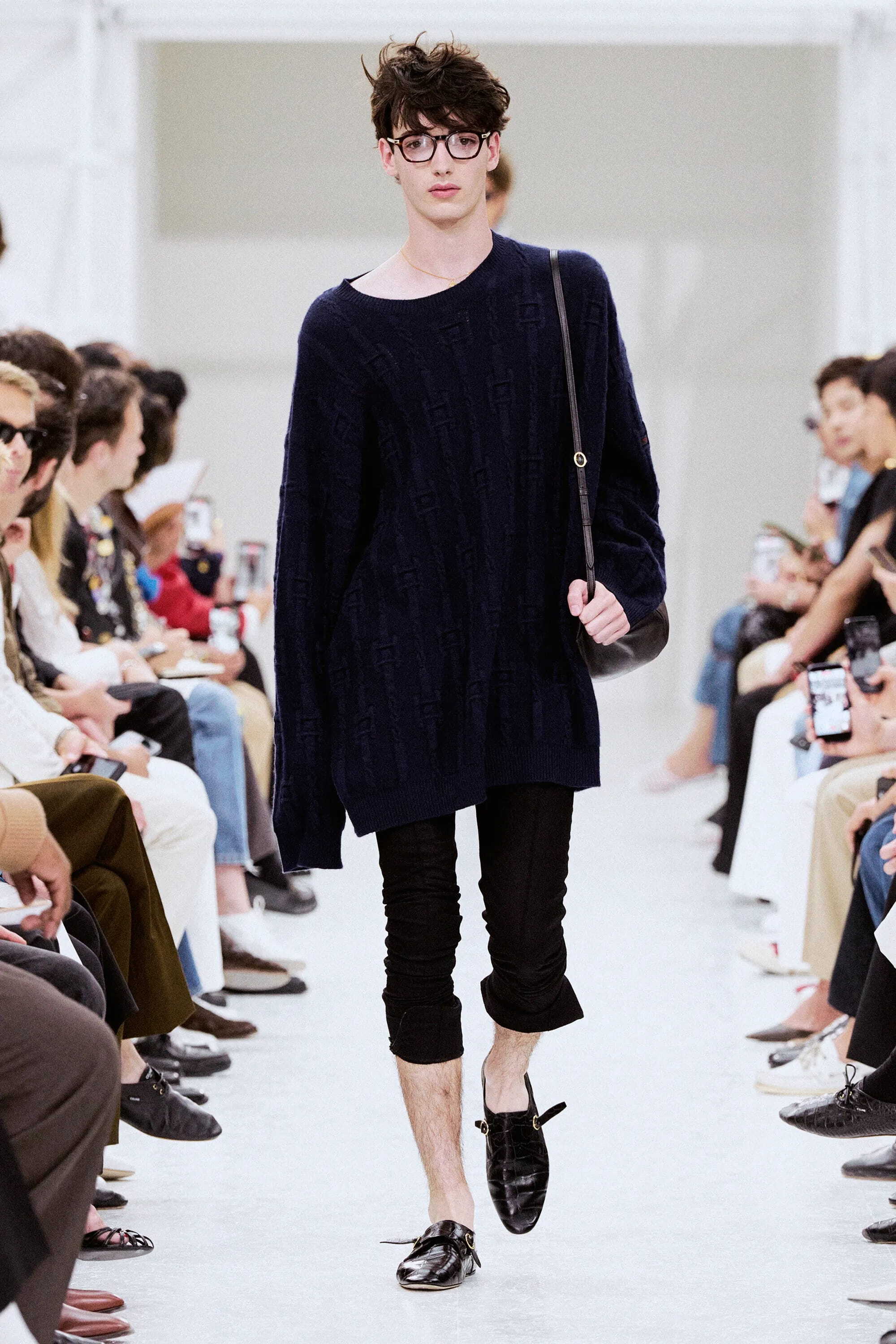 Celine SS27 — джемперы и тренчи