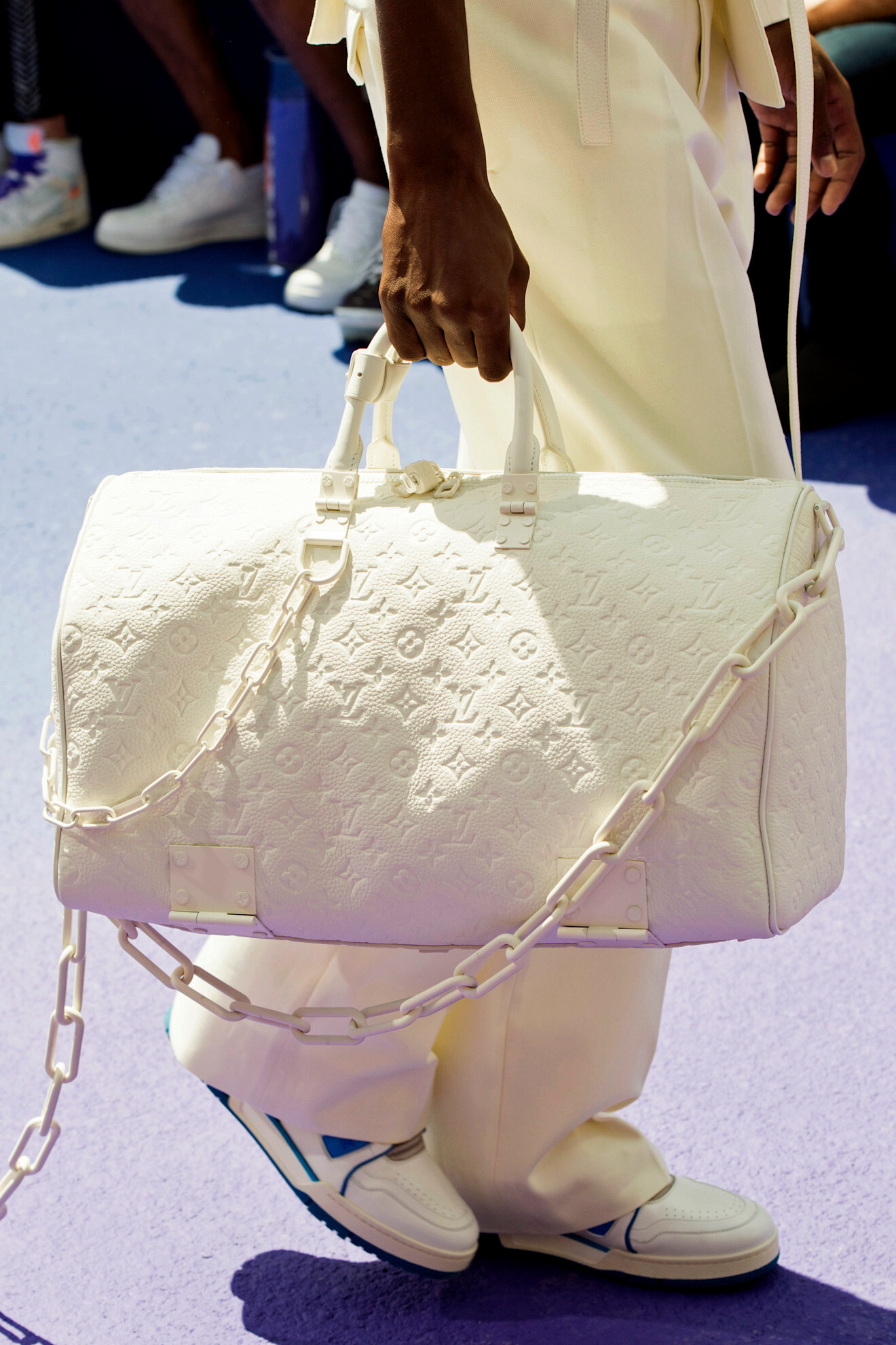 Монограмма Louis Vuitton — архивный кадр